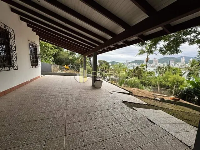 Casa 3 quartos e 2 banheiros, para alugar, no bairro Canto da Praia em Itapema