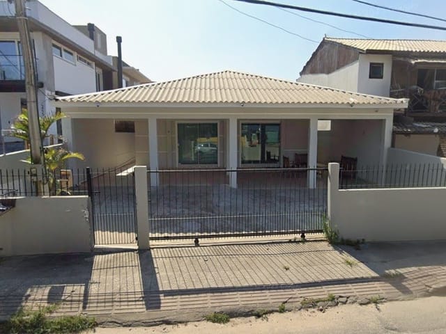 Foto do Casa - Casa de alvenaria térrea com 3 quartos, sendo um suíte, e edícula com mais uma suíte, a 92 metros da praia do Morro das Pedras – Florianópolis/SC. | Costão Sul Imóveis