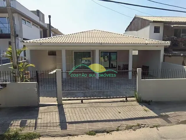 Casa 4 quartos e 3 banheiros, à venda, no bairro Morro das Pedras em Florianópolis