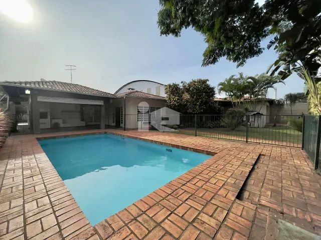 Casa com 877m² 3 quartos e 3 banheiros, à venda, no bairro Centro em Rolândia
