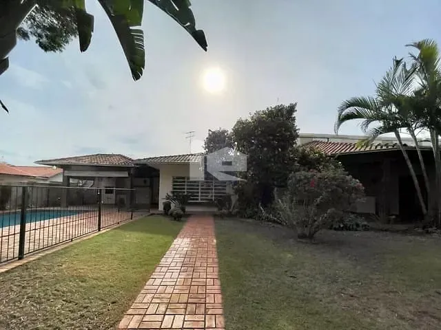 Casa com 877m² 3 quartos e 3 banheiros, à venda, no bairro Centro em Rolândia