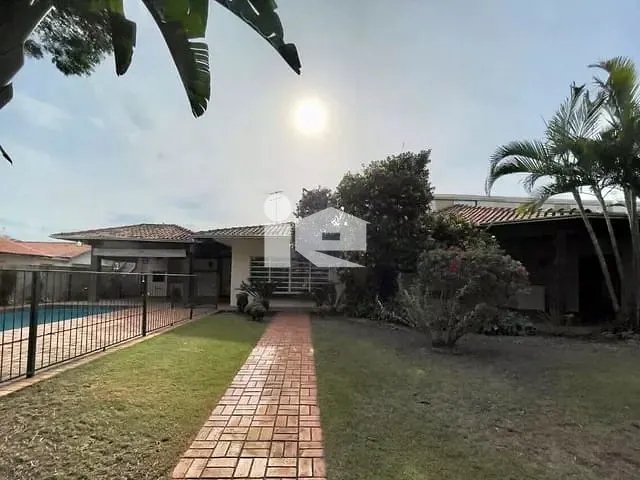 Casa com 877m² 3 quartos e 3 banheiros, à venda, no bairro Centro em Rolândia