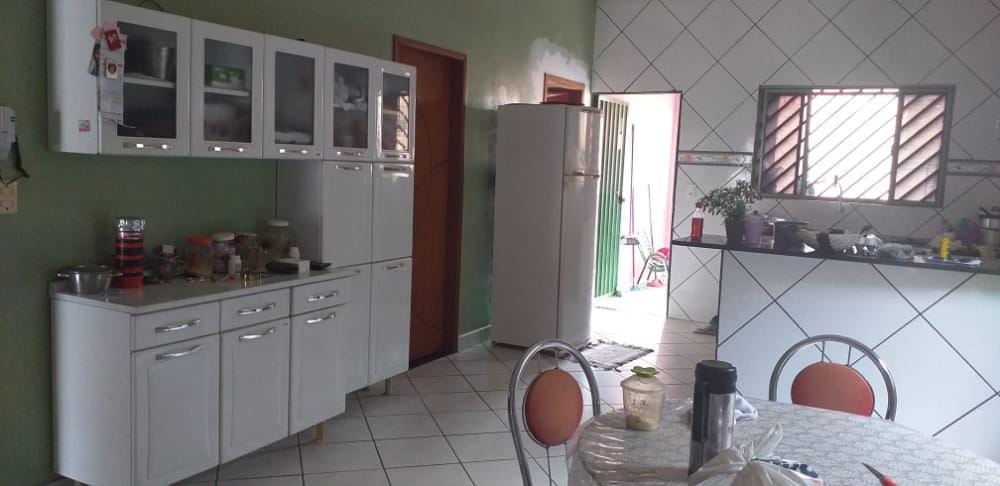 Casa à venda com 3 quartos, 200m² - Foto 2