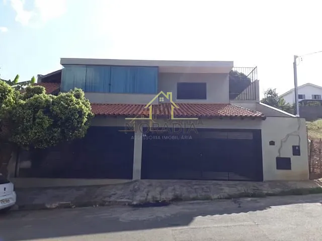 Casa com 450m² 2 quartos e 3 banheiros, à venda, no bairro Parque do Lago em Guaxupé