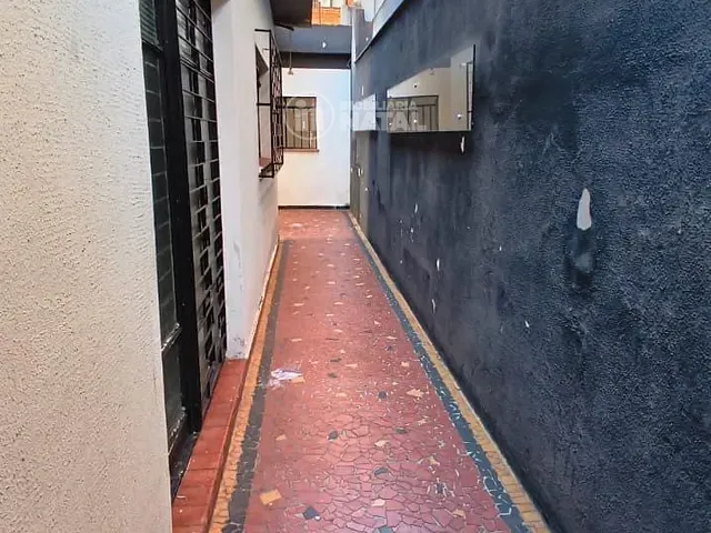 Casa com 250m² 4 quartos e 2 banheiros, para alugar, no bairro Vila Larsen 1 em Londrina