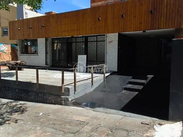 Casa com 250m² 4 quartos e 2 banheiros, para alugar, no bairro Vila Larsen 1 em Londrina