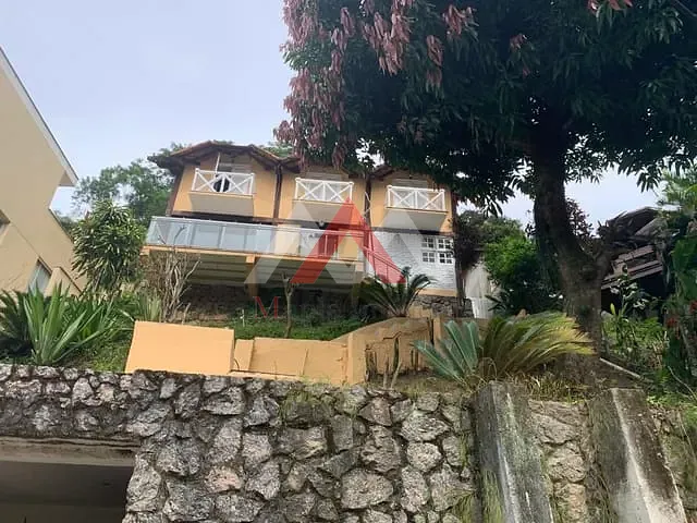 Casa com 900m² 3 quartos e 5 banheiros, à venda, no bairro Itaipu em Niterói