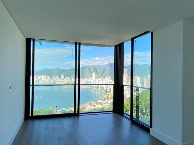 Casa 4 quartos e 6 banheiros, à venda, no bairro Canto da Praia em Itapema