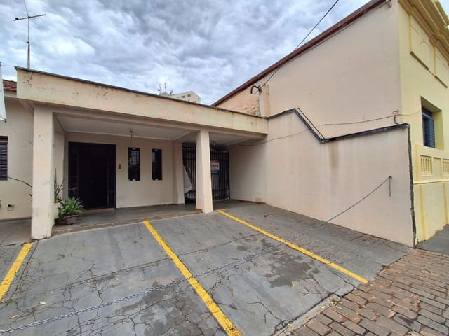 Casa com 430m² 2 quartos e 3 banheiros, para alugar, no bairro Centro em Birigüi
