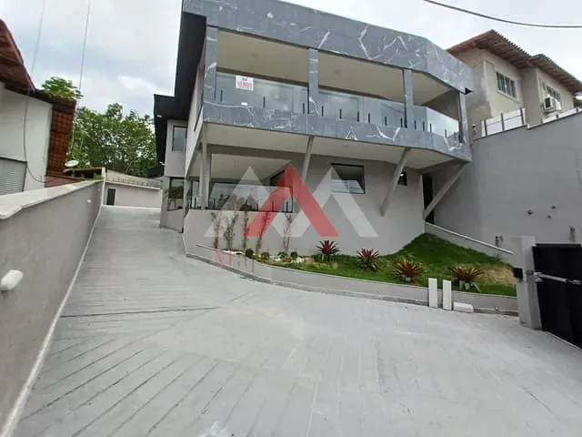 Casa com 676m² 5 quartos e 6 banheiros, à venda, no bairro Itaipu em Niterói