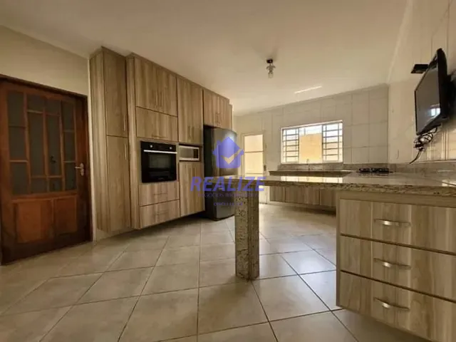 Casa com 250m² 3 quartos e 2 banheiros, à venda, no bairro Jardim Itamarati em Botucatu