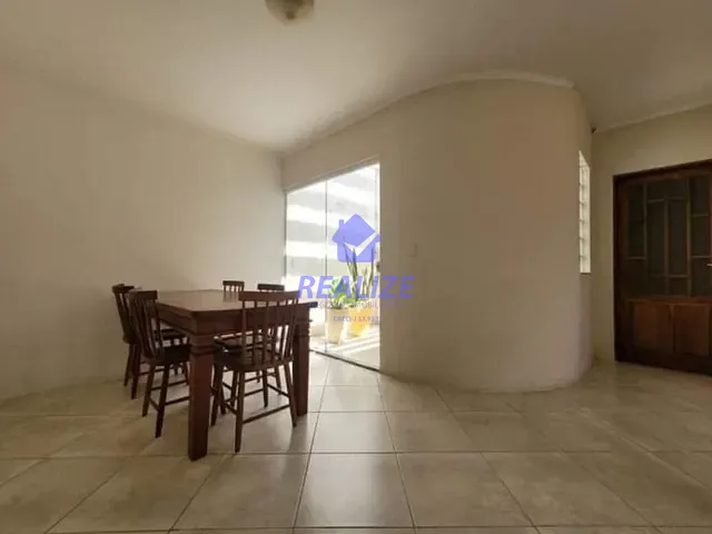 Casa com 250m² 3 quartos e 2 banheiros, à venda, no bairro Jardim Itamarati em Botucatu