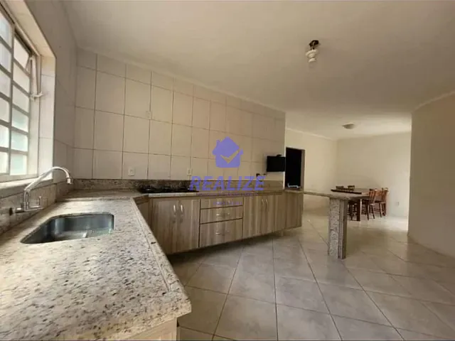 Casa com 250m² 3 quartos e 2 banheiros, à venda, no bairro Jardim Itamarati em Botucatu
