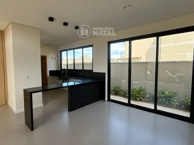 Casa com 252m² 2 quartos e 3 banheiros, à venda, no bairro Conjunto Habitacional Alexandre Urbanas em Londrina