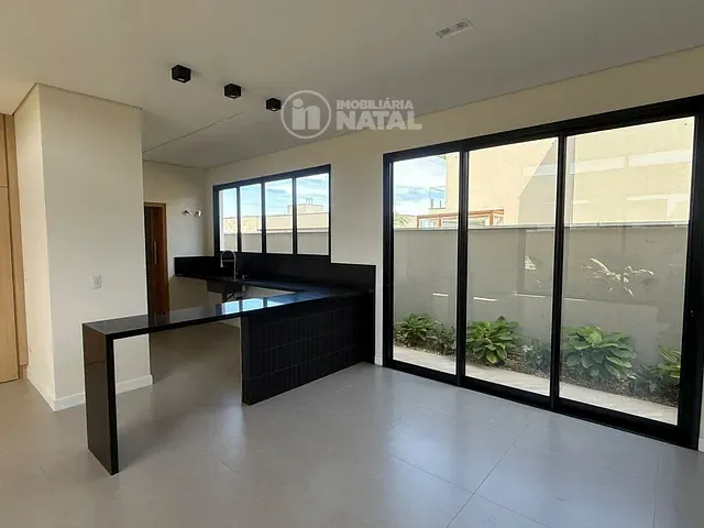 Casa com 252m² 2 quartos e 3 banheiros, à venda, no bairro Conjunto Habitacional Alexandre Urbanas em Londrina