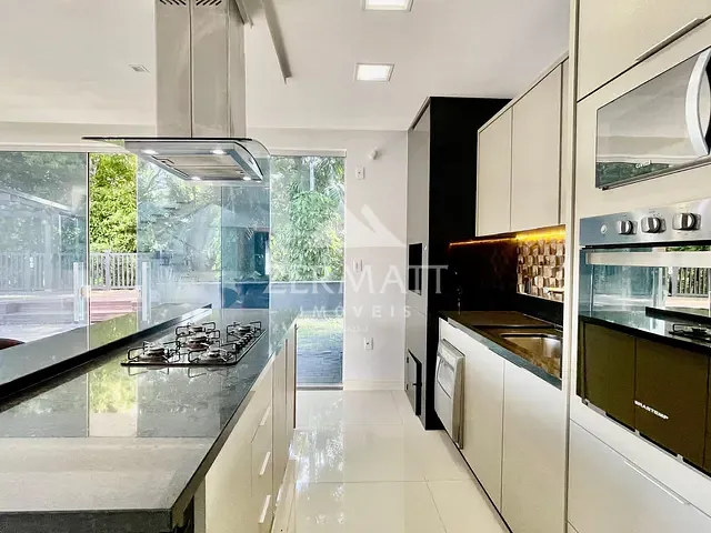Casa com 470m² 3 quartos e 3 banheiros, para alugar, no bairro Água Verde em Blumenau