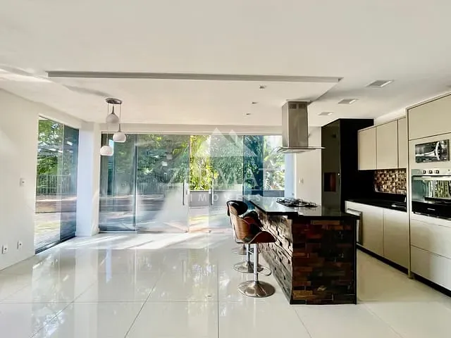 Casa com 470m² 3 quartos e 3 banheiros, para alugar, no bairro Água Verde em Blumenau