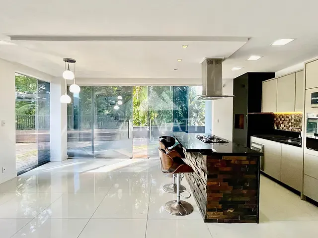 Casa com 470m² 3 quartos e 3 banheiros, para alugar, no bairro Água Verde em Blumenau