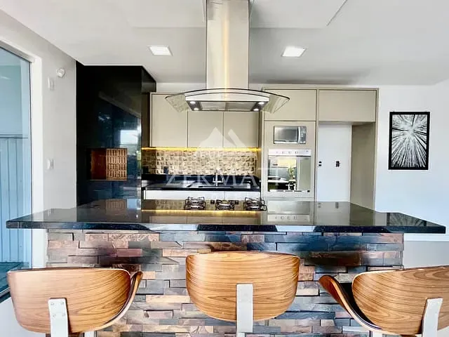 Casa com 470m² 3 quartos e 3 banheiros, para alugar, no bairro Água Verde em Blumenau
