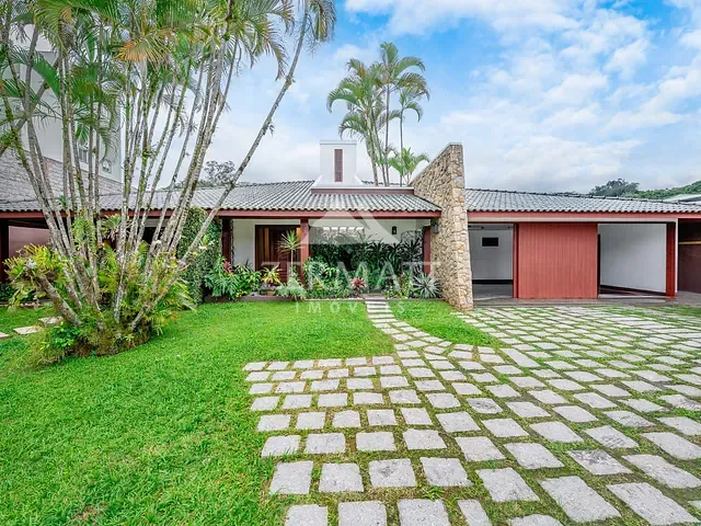 Casa com 2140m² 5 quartos e 6 banheiros, à venda ou para alugar, no bairro Garcia em Blumenau