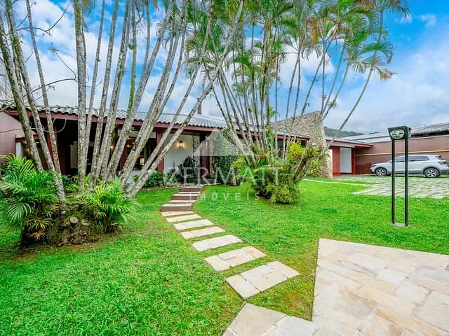 Casa com 2140m² 5 quartos e 6 banheiros, à venda ou para alugar, no bairro Garcia em Blumenau