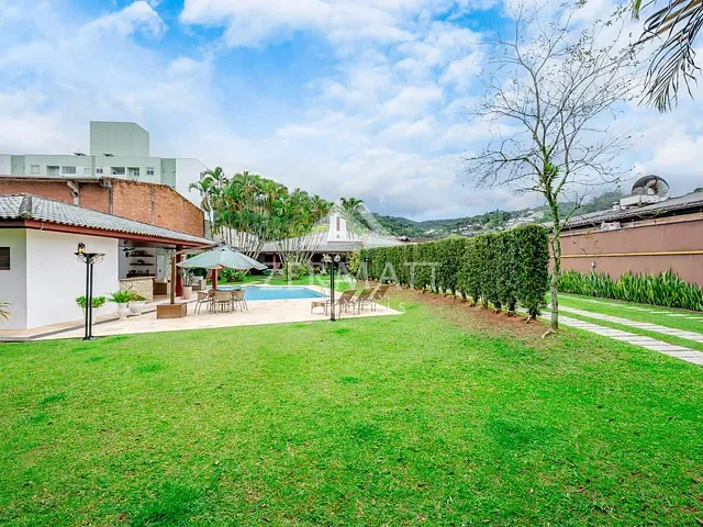 Casa com 2140m² 5 quartos e 6 banheiros, à venda ou para alugar, no bairro Garcia em Blumenau