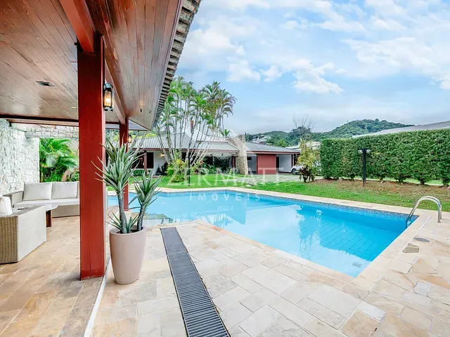 Casa com 2140m² 5 quartos e 6 banheiros, à venda ou para alugar, no bairro Garcia em Blumenau