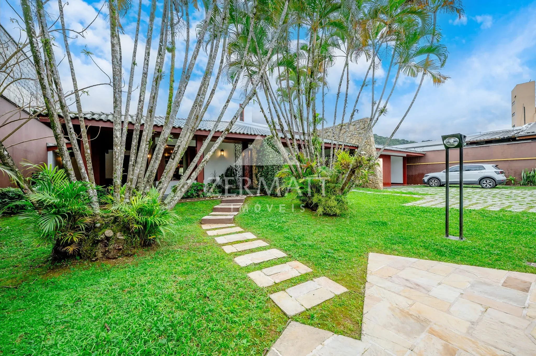 Residência exclusiva com 583m em terreno de 2.140m no bairro Garcia - Blumenau - foto 1