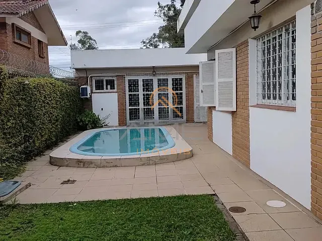 Casa com 600m² 4 quartos e 5 banheiros, à venda ou para alugar, no bairro Três Vendas em Pelotas