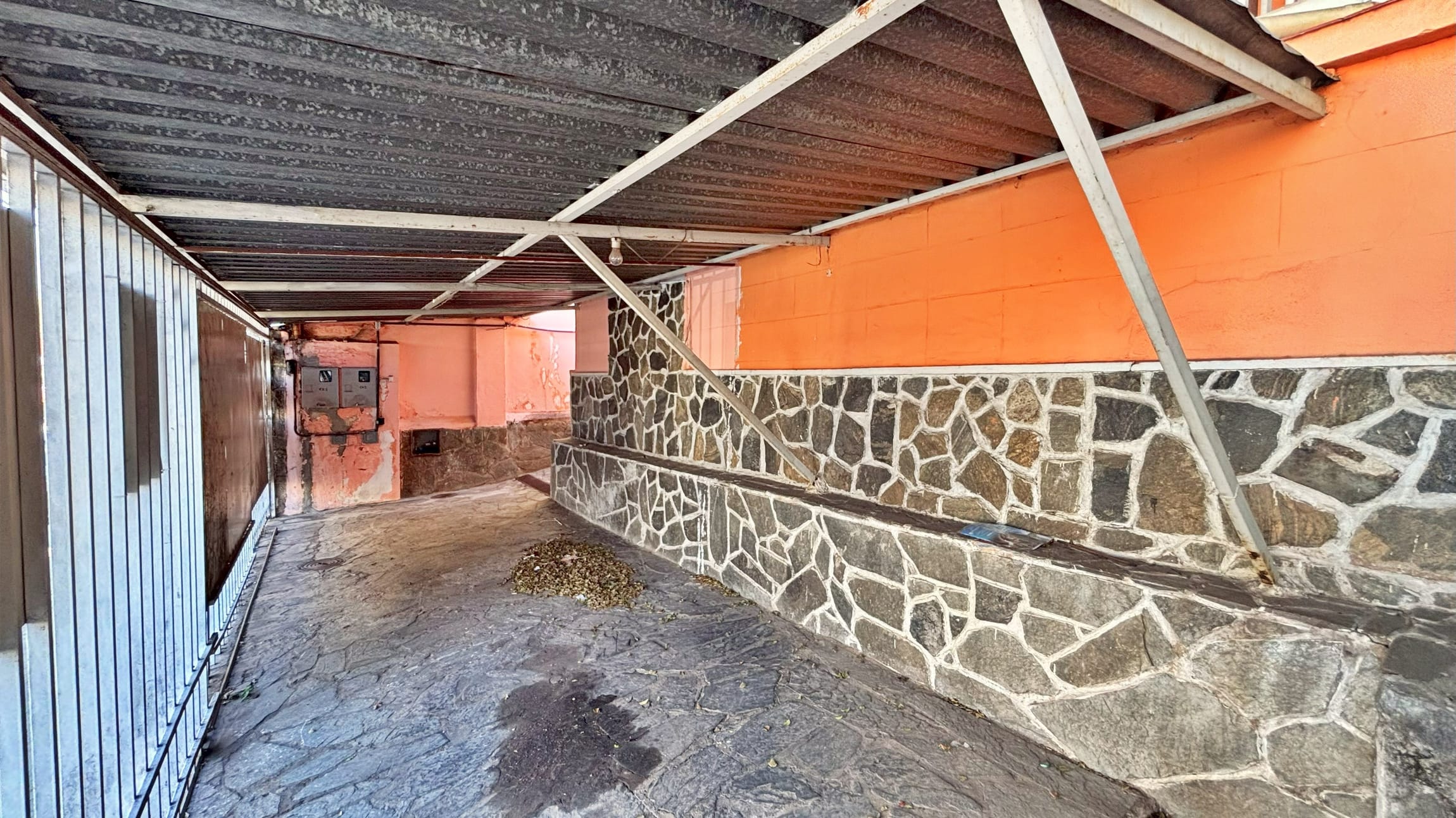 Casa à venda no bairro Padre Eustáquio, Belo Horizonte – 3 quartos, 2 vagas e 2 barracões nos fundos