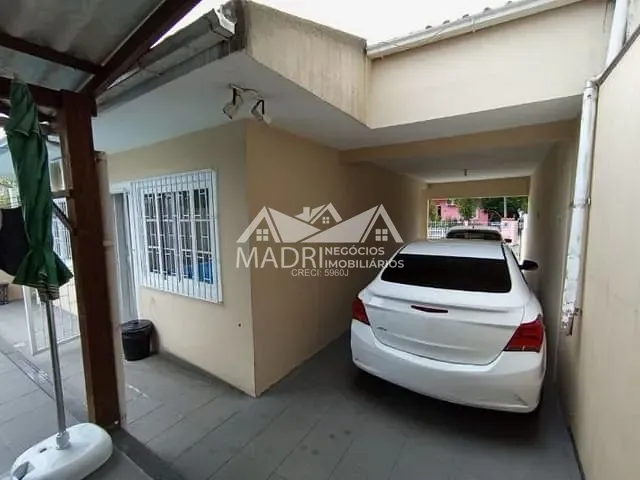 Casa com 200m² 2 quartos e 1 banheiro, à venda, no bairro Madri em Palhoça