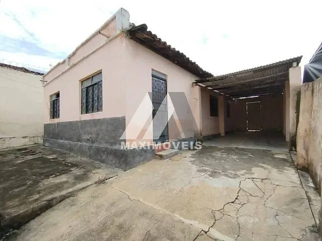 Casa 2 quartos e 1 banheiro, para alugar, no bairro Centro em Araçuaí