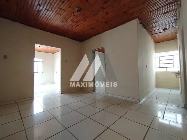 Casa 2 quartos e 1 banheiro, para alugar, no bairro Centro em Araçuaí