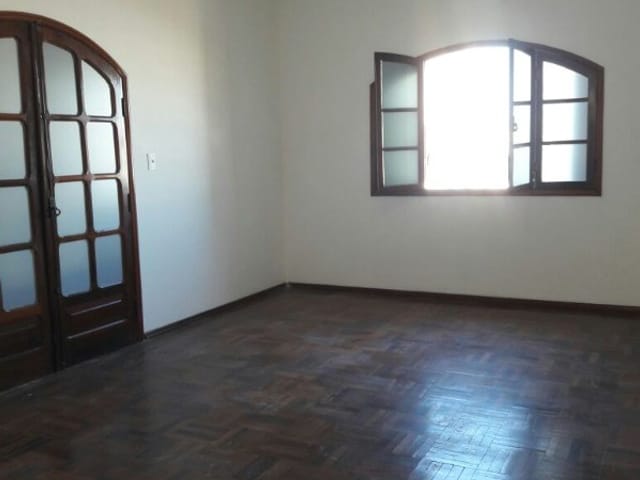Casa com 285m² 4 quartos e 2 banheiros, para alugar, no bairro Centro em Pouso Alegre
