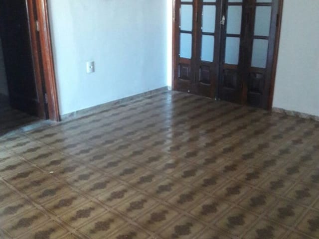Casa com 285m² 4 quartos e 2 banheiros, para alugar, no bairro Centro em Pouso Alegre