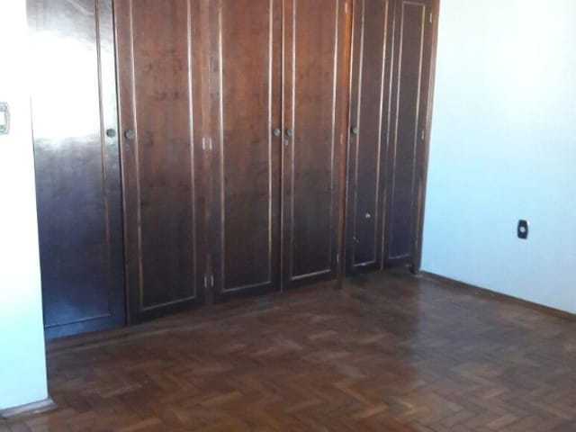 Casa com 285m² 4 quartos e 2 banheiros, para alugar, no bairro Centro em Pouso Alegre