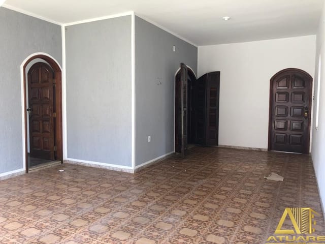 Casa com 285m² 4 quartos e 2 banheiros, para alugar, no bairro Centro em Pouso Alegre