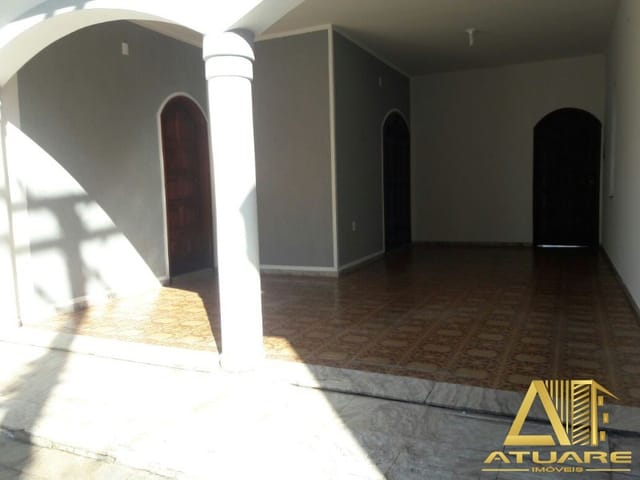 Casa com 285m² 4 quartos e 2 banheiros, para alugar, no bairro Centro em Pouso Alegre