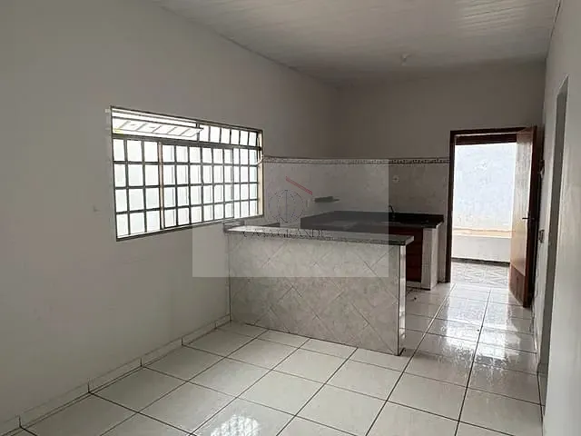 Casa com 295m² 3 quartos e 1 banheiro, para alugar, no bairro Jardim Santa Mônica em Rolândia