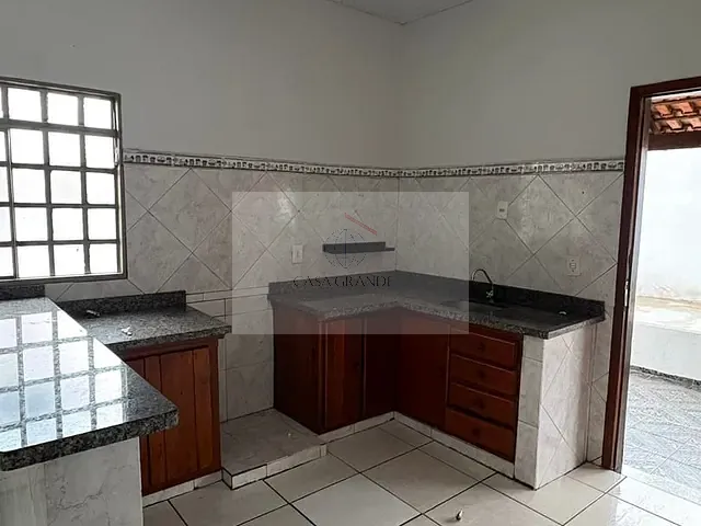 Casa com 295m² 3 quartos e 1 banheiro, para alugar, no bairro Jardim Santa Mônica em Rolândia