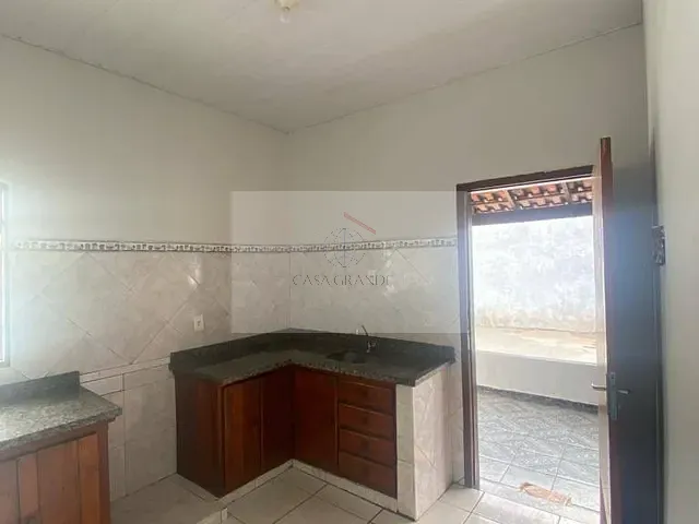 Casa com 295m² 3 quartos e 1 banheiro, para alugar, no bairro Jardim Santa Mônica em Rolândia