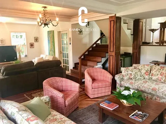Casa com 1270m² 5 quartos e 4 banheiros, à venda, no bairro Recanto do Fojo em Campos do Jordão
