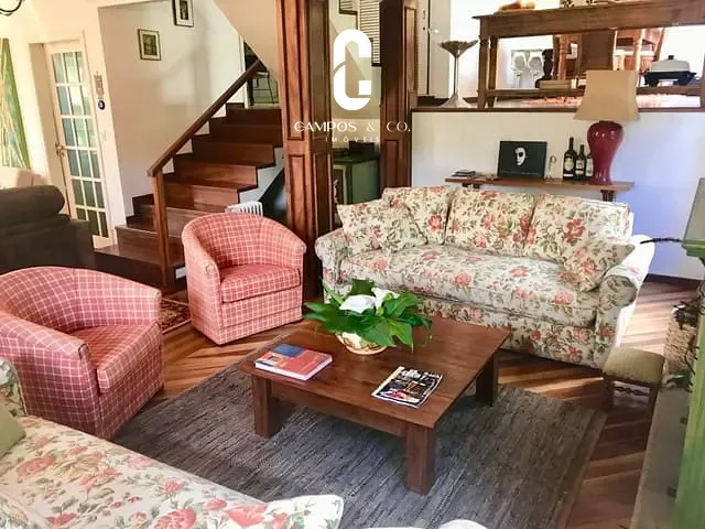 Casa com 1270m² 5 quartos e 4 banheiros, à venda, no bairro Recanto do Fojo em Campos do Jordão