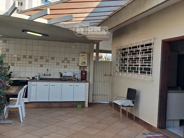 Casa com 370m², à venda, no bairro Aurora em Londrina