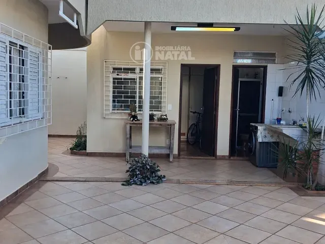 Casa com 370m², à venda, no bairro Aurora em Londrina