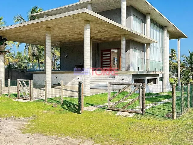 Casa com 744m² 4 quartos e 4 banheiros, à venda, no bairro Olivença em Ilhéus