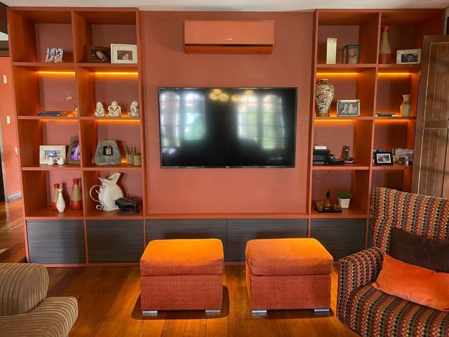 Foto do Casa - Sobrado em terreno de 24x30, oferecendo luxo e conforto. Sala ampla com lareiras, cozinha independente, suíte e casa dos fundos com churrasqueira e escritório | UP Imóveis