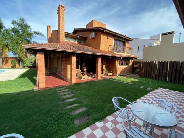 Foto do Casa - Sobrado em terreno de 24x30, oferecendo luxo e conforto. Sala ampla com lareiras, cozinha independente, suíte e casa dos fundos com churrasqueira e escritório | UP Imóveis