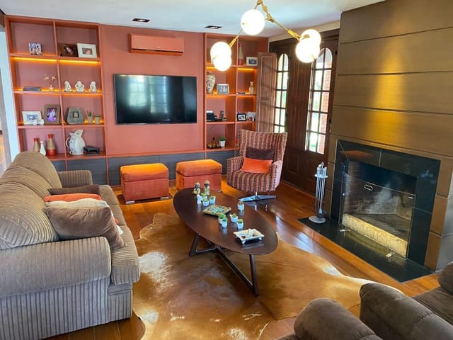 Foto do Casa - Sobrado em terreno de 24x30, oferecendo luxo e conforto. Sala ampla com lareiras, cozinha independente, suíte e casa dos fundos com churrasqueira e escritório | UP Imóveis