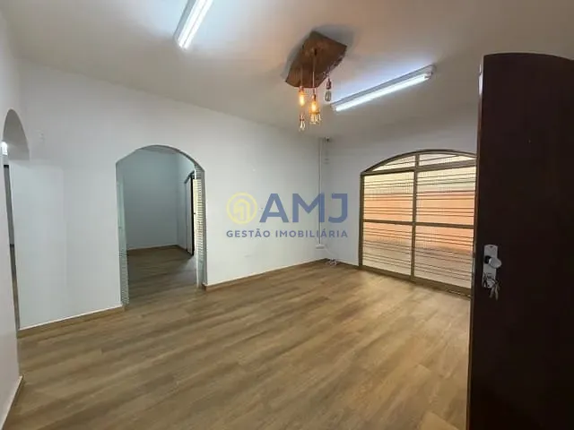 Casa com 390m² 4 quartos e 3 banheiros, para alugar, no bairro Setor Nova Suiça em Goiânia
